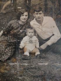 Павел вместе с женой Марфой и любимым сыном Ремочкой. 6 августа 1938 год.
