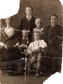 Перед войной, Его мать - Евдокия Ивановна, брат - Александр, сестра - Капиталина, тетка - Федосья Васильевна