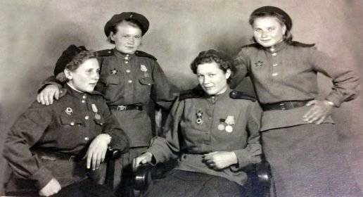 слева направо,стоит-Шарова Анастасия Ивановна 1921г,сидит-Тихомирова Лариса Сергеевна 1917г,стоит-Кузьмина Анна Егоровна 1924г