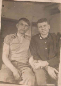 Алексей крайний слева, рядом брат его жены