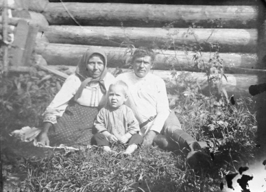 Фотография 20-х гг. Пантелеймон вместе с родителями.