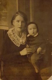 Фотография жены и сына, которую В.К.Кондзеро взял с собой на фронт.