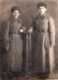 На этом военном снимке, герой войны Иван Нестеренко (справа)
