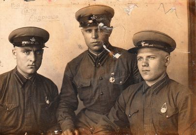 На этом снимке начала войны, молодой Иван Нестеренко (слева) с однополчанами Пётр и Андрей все со знаками "Донор"