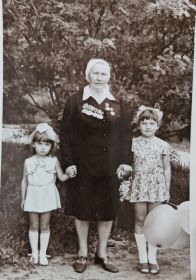 С любимыми внучками. 9 мая 1977год
