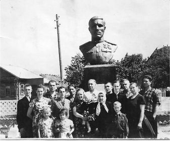 1962 год с   родственниками  у памятника отцу  Герою Советского Союза Евстигнееву А.С.