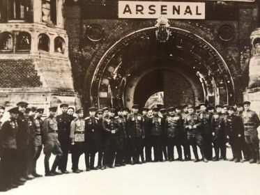 Шалыгин Иосиф Федорович с сослуживцами на фоне Арсенала в Вене