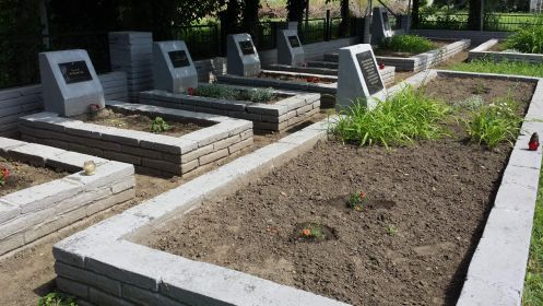 Городское кладбище Alsóvárosi temető, г. Вац, фото А. Сабадош апрель 2020 год.