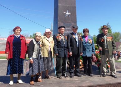 Гребцова Мария Ефимовна крайняя слева. 7 мая 2015. Открытие стелы