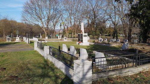 Городское кладбище Alsóvárosi temető, г. Вац, фото А. Сабадош апрель 2020 год.