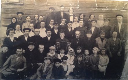 Трудовой коллектив со своими семьями ( в самом верхнем ряду, в центре- Знамов Петр Иванович ).