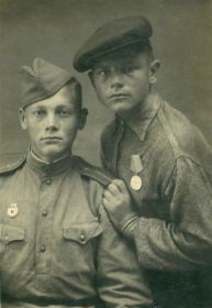 18 июня 1944 года, г. Горький. Павел Ефимович слева.