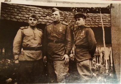 1945 г, Денисов Н.Г в центре
