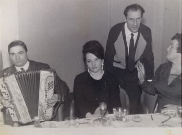 Знамовы : Валентин и Наталья( справа), 07.03.1970 г. город Горький .