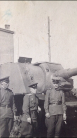Взятие Кёнигсберга (Калининград) : командир советского танка Углицких Иван Алексеевич в середине