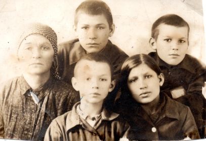 Агафья Ивановна с Владимиром, Анатолием, Георгием и Верой