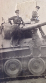 Перед взятием Берлина Углицких Иван Алексеевич командир танка слева