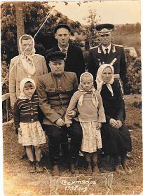 На этом послевоенном снимке в 1957 г., ветеран войны А.Ф.Нестеренко в родительской семье, здесь отец Фёдор Васильевич, мать Полина, его жена Надежда, дочь Галин...