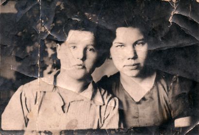 Бабушка с подругой Галей 1944 год. Им по 16 лет.