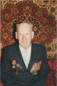 На этом снимке в 2000-е годы, ветеран войны А.Ф. Нестеренко в День Победы у себя дома в с. Графовка.