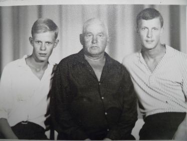 Мой ДЕД - ГЕРОЙ со своими старшими внуками Павлом и Борисом.