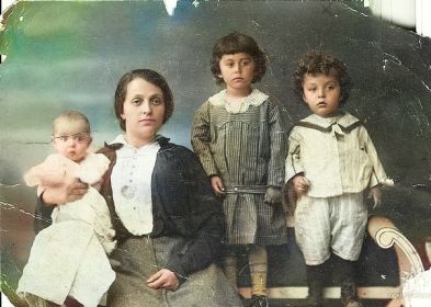 Семейное фото: мама Евгения Филипповна, сестра Эмма, брат Аркадий и самый младший Яков