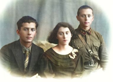 Со старшей сестрой Эммой и средним братом Аркадием (Яков в форме)