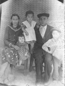 Прабабушка и прадедушка после войны с детьми