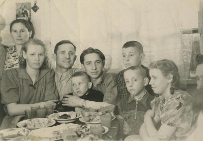 Семья Владимира и Нины с четырмя сыновьями Иваном, Костей, Афанасием и Владимиром.