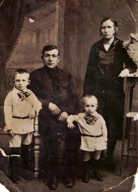 Детская фотография до войны.  Борис (старший) с родителями и младшим братом Анатолием, который погиб под Киевом в 1943г.