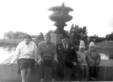 1993 г., г. Кронштадт. В центре - Усик Василий Антонович с сыном Александром