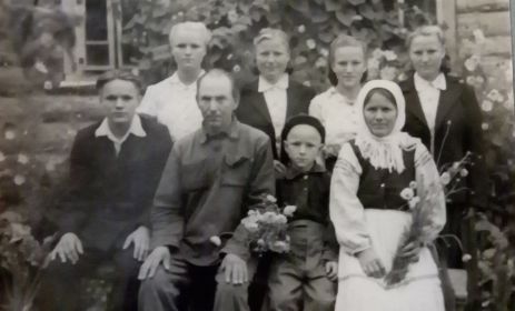 Семейное фото после войны. У старших детей выпускной в школе