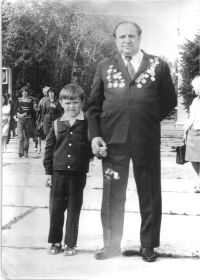 Диденко Борис Александрович ведет внука в 1- класс (1979 г.)