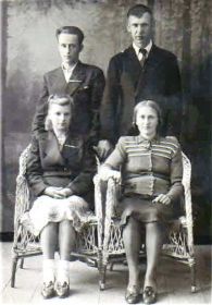 1946 г., слева Устиновы Виталий Иванович и Тамара Андреевна, справа Шероновы Иван Васильевич и Софья Ивановна (в девичестве - Устинова)