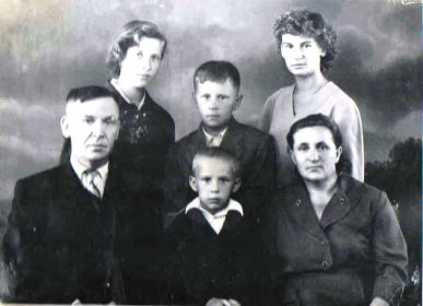 Прим. 1958-59 г.г. Шероновы: Иван Васильевич, Софья Ивановна (Устинова), дочери Милэна (справа) и Юлия, сыновья Николай (стоит в центре)  и Александр