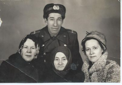 Александр Иванович Новиков с родными