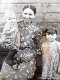 Мама моего дедушки Евдокимова Евфимия Николаевна с его дочерьми на руках Люба, рядом стоит моя мама Рая