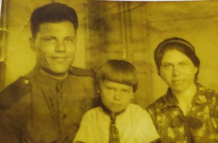 Дедушка с бабушкой и моей мамой 1941г.