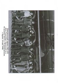 Комсомольский паровоз №01-025. Депо Руминзбург Берлинской ж.д. 42 колонны вместе с ее руководителем г. Берлин. 20 мая 1948г. Кудренко П.И. - 4-ый справа.