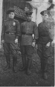 Салдеев Анвар Ирназарович со своими сослуживцами. Австрия, город Трайсмаер. 8 ноября 1945 года.