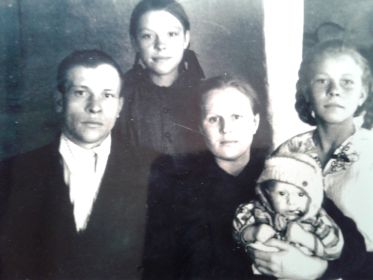 Сын Владимир с женой Фаиной и сестрами  Раисой и Лидией.
