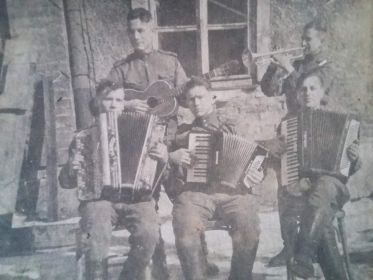 В свободные минуты солдаты поднимали настроение батальона музыкой (Малышко М.Ф. играл на гитаре)