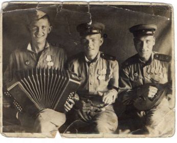 Послевоенные фотографии дедушки (на фото посередине)