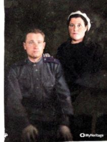 После третьего ранения.Младший лейтенант Кузнецов М.В. с супругой Кузнецовой Д.И., май 1944г.