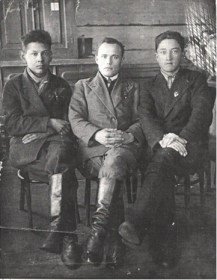 Чувашаев Тимерьяр Султанович с учителями Староюлдашевской школы. (Слева направо первый в ряду)