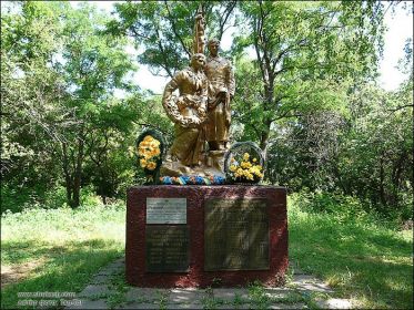 Памятник на братской могиле воинов Советской армии в с. Дубровка, Миргородского р-на, Полтавской обл., Украина. Фото 2013 г.