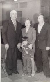 Михаил Васильевич Макеев(слева) с женой Екатериной Яковлевной и Виктором Чёвиковым(справа), посередине внук Сережа Макеев.