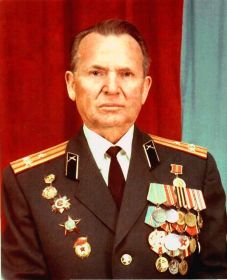 Полковник Ильдюганов С.Н. Отцу 69 лет, 23 октября 1994 г.