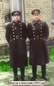 Офицеры Кучеренко Виктор и Анатолий