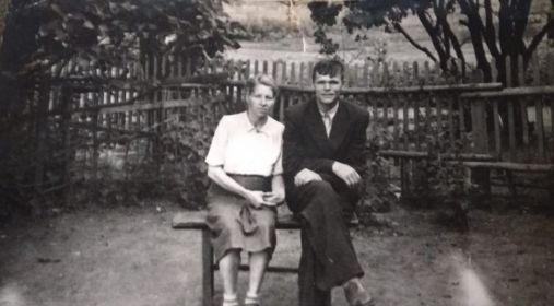 С женой Машей возле дома, 1958 год